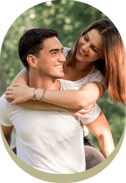 Namorado carregando a namorada